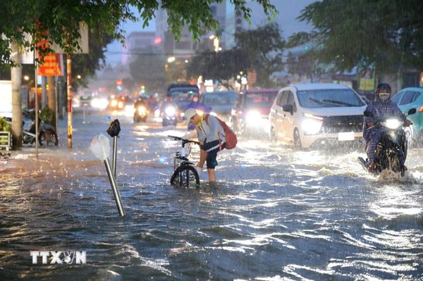 Thành phố Hồ Chí Minh tiếp tục mưa lớn, nguy cơ ngập gia tăng do triều cường