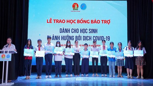 Thành phố Hồ Chí Minh trao học bổng bảo trợ 167 học sinh bị ảnh hưởng bởi dịch Covid-19