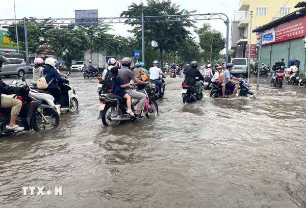 Thành phố Hồ Chí Minh với đối mặt nguy cơ ngập kép do mưa lớn và triều cường
