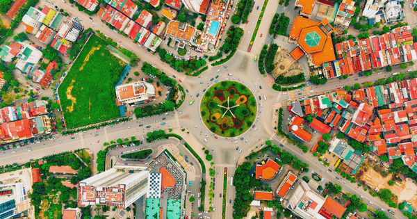 Thành phố trực thuộc Trung ương trẻ nhất cả nước làm siêu sân bay 2000 ha, kết nối với Thủ đô bằng tuyến đường 120m do Sun Group làm và tuyến đường sắt tốc độ cao của Vingroup