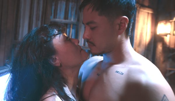 Thanh Sơn và nghệ sĩ Vân Dung có cảnh thân mật