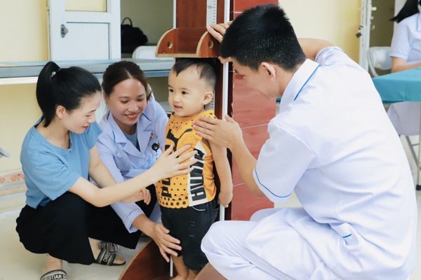 Thanh thiếu nhi và người dân được đo chỉ số cơ thể, tư vấn dinh dưỡng miễn phí