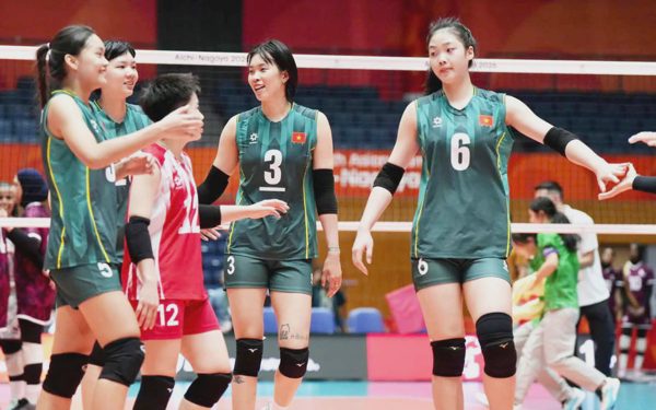 Thanh Thúy phát bóng 'mỏi tay', bóng chuyền nữ Việt Nam thắng đậm ngày ra quân Asiad