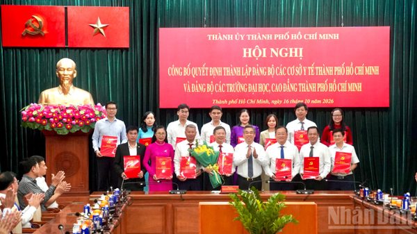 Thành ủy Thành phố Hồ Chí Minh công bố quyết định thành lập hai đảng bộ cơ sở và trao quyết định cán bộ