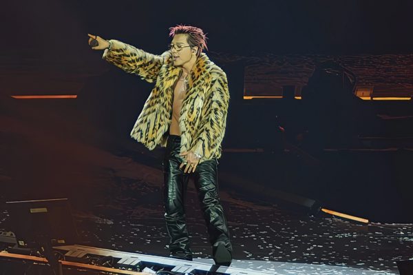 Thành viên BIGBANG khoe cơ bụng sáu múi, hô “Việt Nam vô địch”