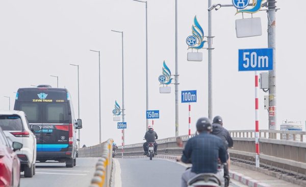 Tháo biển khoảng cách trên cầu Nhật Tân sau ba ngày lắp đặt