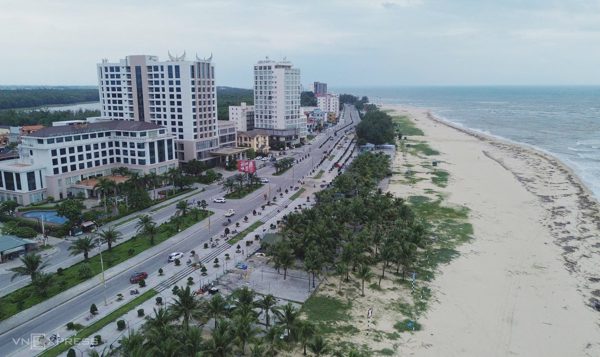 Tháo dỡ 80 hàng quán ở bãi biển Nhật Lệ