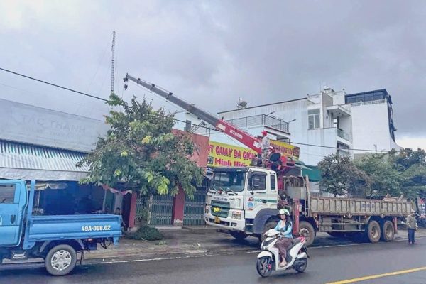Tháo dỡ cột thu phát sóng có nguy cơ ngã đổ ở Lâm Đồng