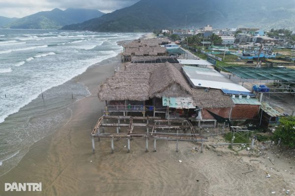Tháo dỡ loạt hàng quán lấn chiếm bãi biển tại khu vực vịnh Lăng Cô
