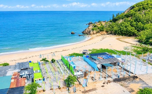 Tháo dỡ loạt hàng quán ở bãi tắm Đá Nhảy sau kết luận của Thanh tra Chính phủ