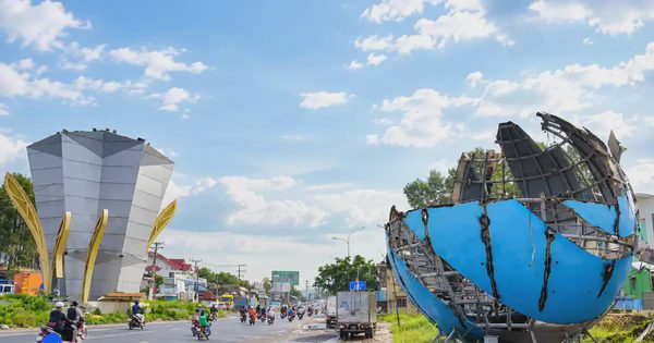 Tháo dỡ quả cầu thép 18 tấn ở cổng chào