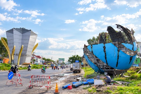 Tháo dỡ quả cầu thép 18 tấn ở cổng chào