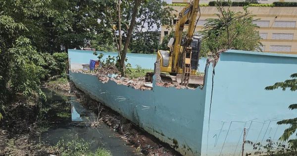 Tháo dỡ tường rào xây không phép ven rạch Ông Dí, người dân mong xử lý cả phần móng
