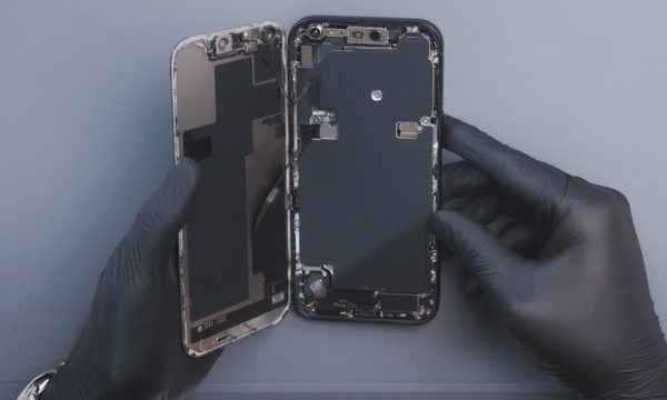 Tháo rời 'soi' linh kiện iPhone 18 Pro Max tại Việt Nam