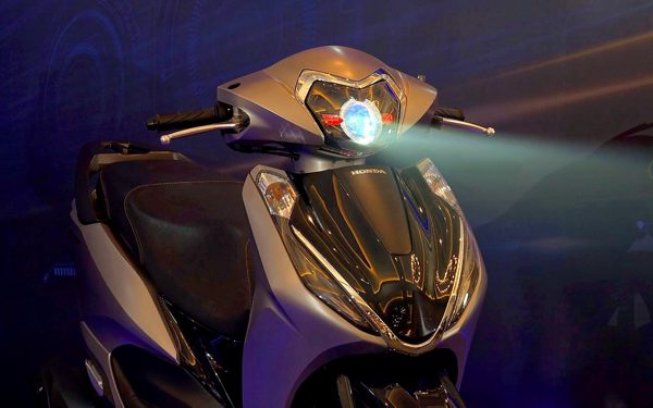 Thay đèn LED, bi cầu cho xe máy có bị phạt không?