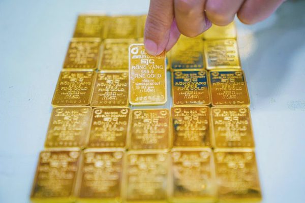 Thấy gì từ diễn biến lạ của giá vàng miếng?