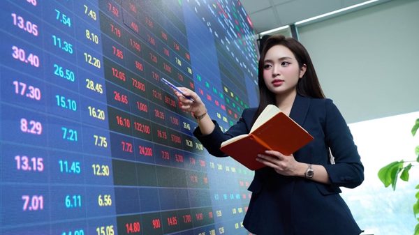 Thấy gì việc mua bán cổ phiếu của lãnh đạo doanh nghiệp bất động sản?