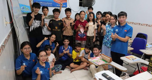 'Thầy giáo công nhân' và lớp học vui vẻ