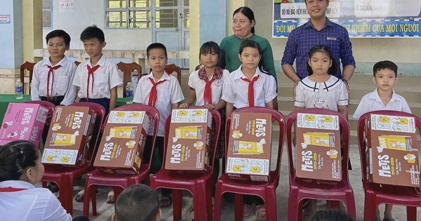 Thầy giáo dành 1/2 tiền lương tiếp sức học trò nghèo