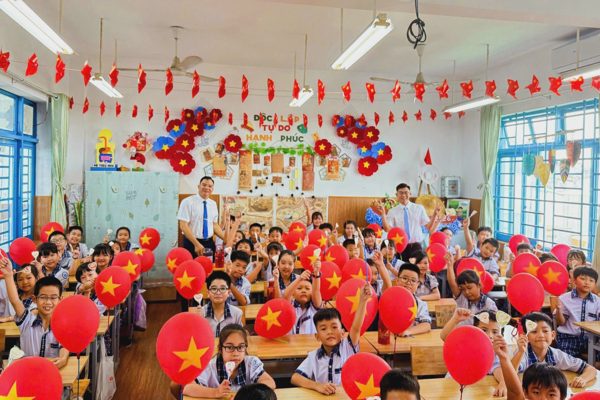 Thầy giáo dành 2 tuần trang trí lớp học tạo bất ngờ cho học sinh