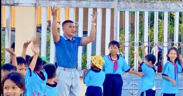Thầy giáo đưa những điệu múa ngày xưa trở lại sân trường
