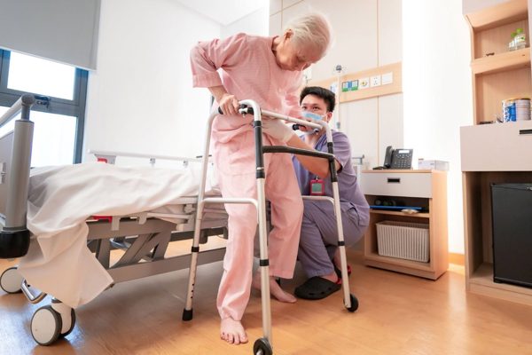 Thay khớp háng ở người cao tuổi: Bài toán tối ưu phẫu thuật và phục hồi