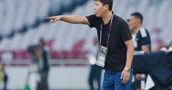 Thầy Kim biết cách làm mới đội hình
