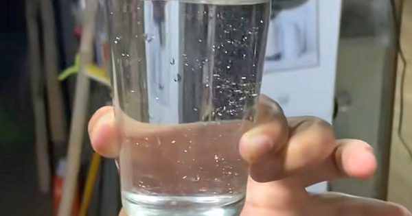 Thấy mảnh li ti trong nước bình thủy: Bác sĩ lý giải nguyên nhân, cách xử trí
