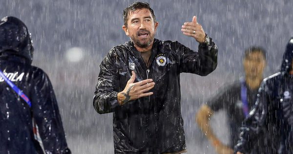 Thầy ngoại nhạt nhòa ở V-League: Huyền thoại Liverpool chật vật, HLV Popov mất kiểm soát
