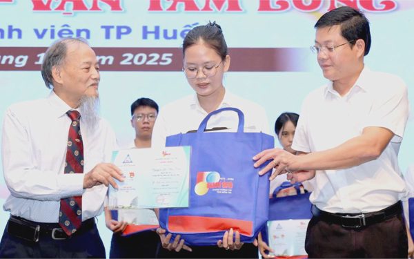 Thầy Nguyễn Thiện Tống vẫn miệt mài 'xin' từng đồng học bổng cho sinh viên nghèo khó