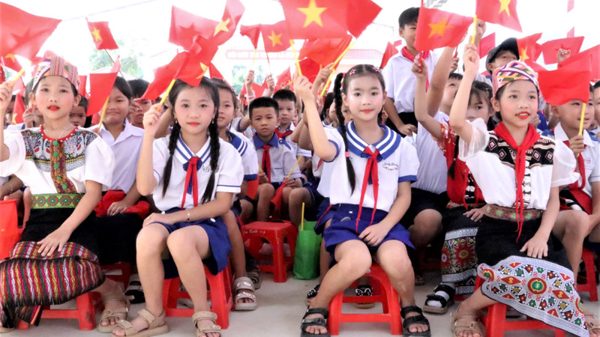 Thầy và trò ở Nghệ An hân hoan khai giảng năm học mới