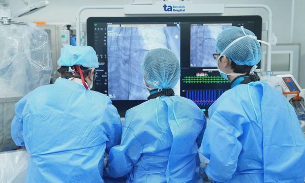 Thay van tim cụ ông không cần phẫu thuật