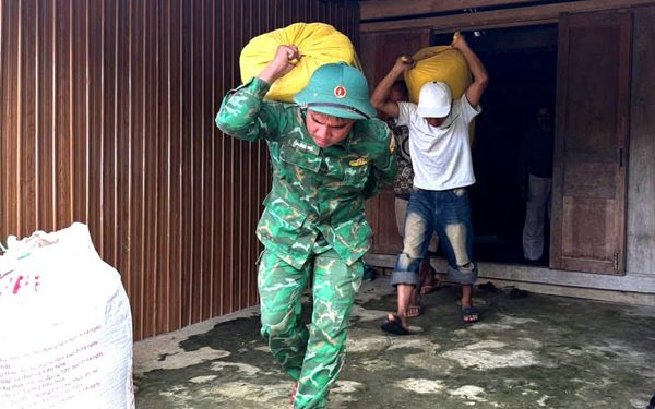 Thấy vết nứt lớn trên núi Pơrlai, bộ đội biên phòng khẩn cấp di dời 40 hộ dân