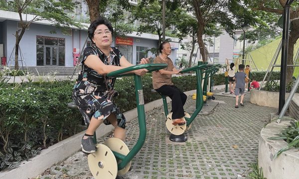 Thế hệ 'bánh mì kẹp' chật vật tự lo hưu trí