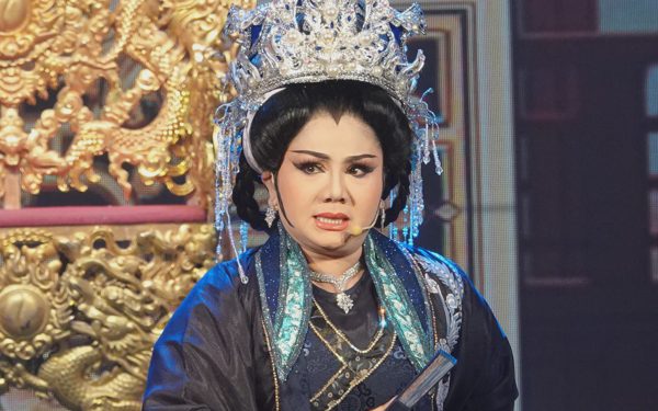 Thế hệ thứ 5 nhà Minh Tơ vinh hạnh đưa Câu thơ yên ngựa đến Pháp