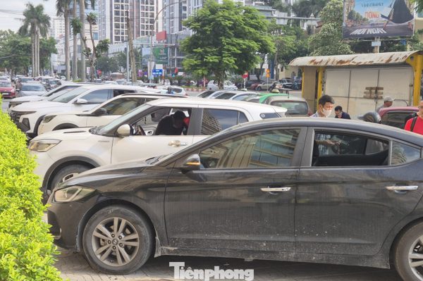 Thêm nhiều ô tô bị đập vỡ kính ở Nghệ An