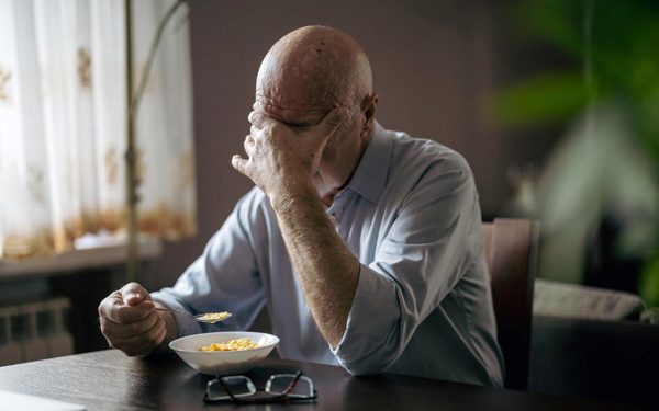 Thêm trái cây, bớt ăn một mình có thể giúp giảm nguy cơ trầm cảm