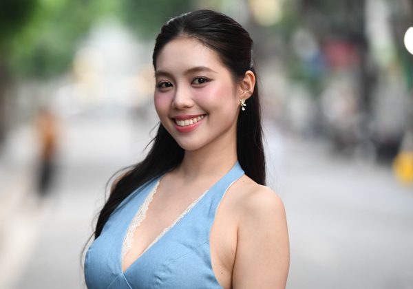 Theo chân Á hậu Châu Anh trải nghiệm thanh toán số