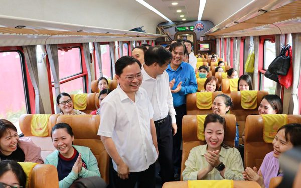 Theo chuyến tàu đến Ninh Bình, Chủ tịch Công đoàn Việt Nam lắng nghe tâm tư của gần 600 nhân viên y tế