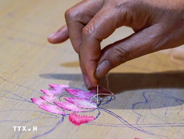 Thêu tay Quất Động: Gần bốn thế kỷ trên đầu mũi kim