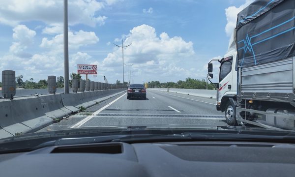 Thi bằng lái ôtô sẽ có bài vượt xe, chuyển làn, trả làn từ 2027