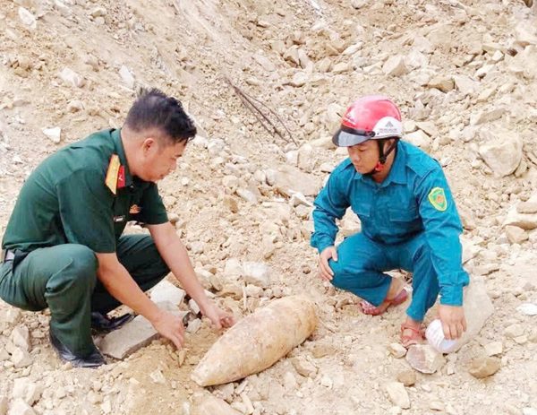 Thi công đường ở Đồng Nai, phát hiện vật thể nghi là bom