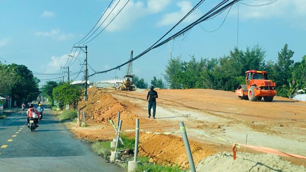 Thi công không rào chắn, dân 'lãnh đủ' bụi đường