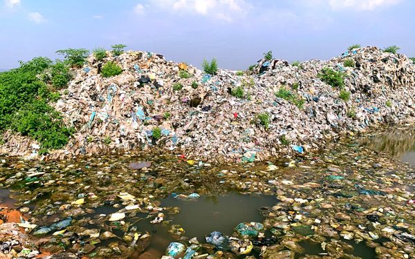 Thi công khu công nghiệp, phát hiện 'núi rác' chôn dưới lòng đất
