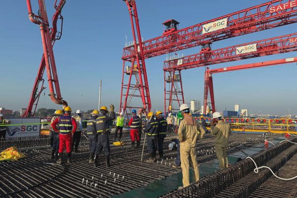 Thi công phiến dầm đầu tiên trên hai tuyến đường sắt tốc độ cao Việt Nam