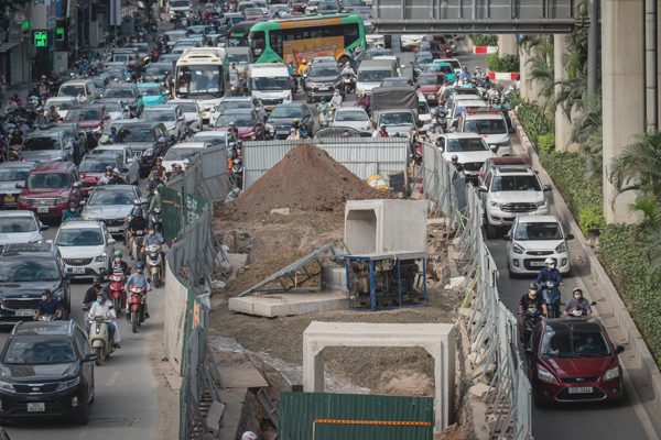 Thi công thoát nước vành đai 2,5, đường Nguyễn Trãi bị thu hẹp
