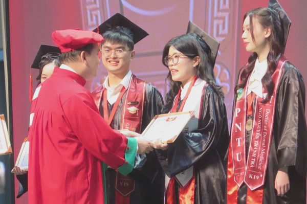 Thi khó, học "trâu": Vì sao sinh viên y dược tốt nghiệp đúng hạn cao?