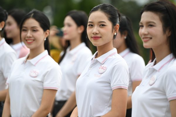 Thí sinh Hoa hậu Việt Nam dâng hoa tại Tượng đài Bác Hồ với đồng bào các dân tộc tỉnh Lai Châu