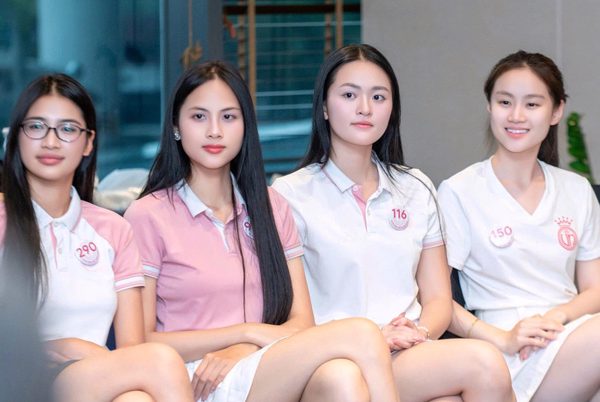 Thí sinh Hoa hậu Việt Nam dạy trẻ vùng cao tránh bẫy lừa đảo qua mạng