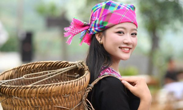 Thí sinh Hoa hậu Việt Nam đội khăn, mặc váy thổ cẩm của người Mông